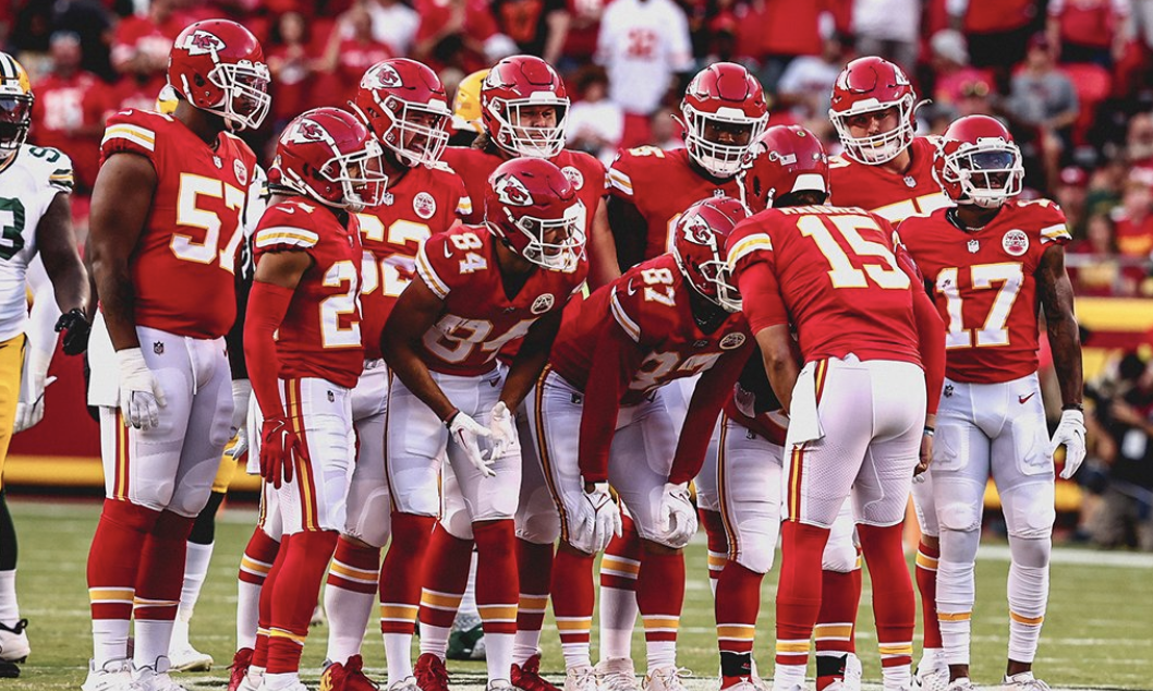 Kansas City Chiefs honor Len Dawson during preseason finale vs Packers