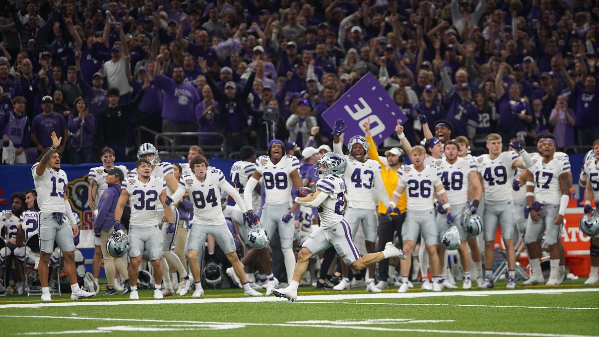 Deuce Vaughn caps off drive with 4-yard rushing score